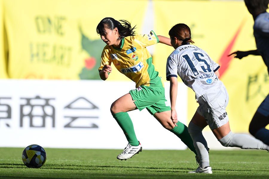 16歳のMF角谷瑠菜が3人抜きからゴールをアシスト【写真:(C) WE LEAGUE】