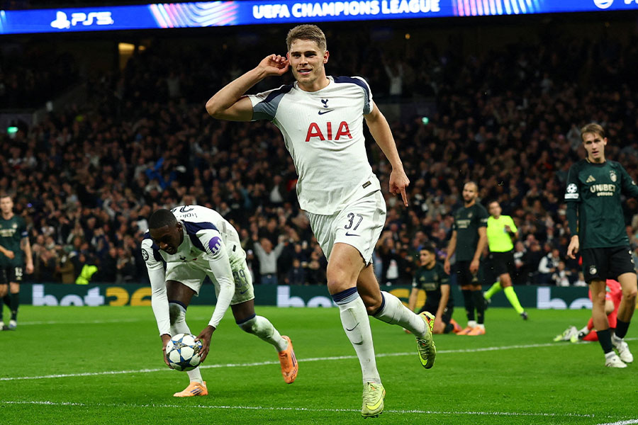 ミッキー・ファン・デ・フェンが衝撃ゴールを決めた【写真:ロイター】