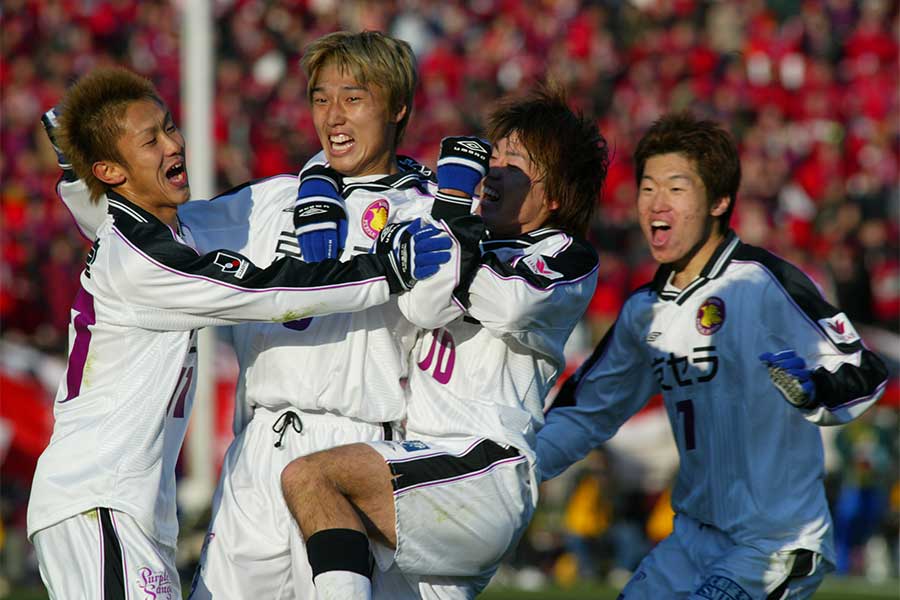 京都での天皇杯制覇に貢献した黒部光昭（左から2人目）【写真：川窪隆一/アフロスポーツ】