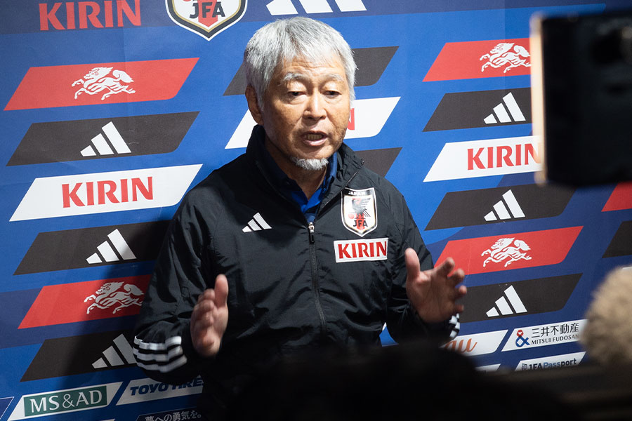 囲み取材に応じた男子代表の齋藤登監督【写真：FOOTBALL ZONE編集部】