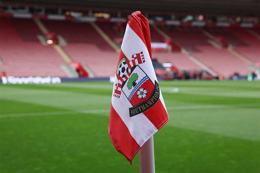 サウサンプトンの今季ユニフォームに専門家が見解【写真：ロイター/アフロ】