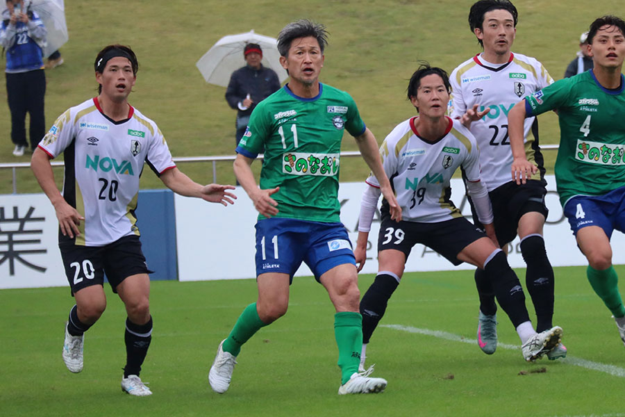 いわて戦に途中出場した三浦知良（中央）【写真：荻島弘一】