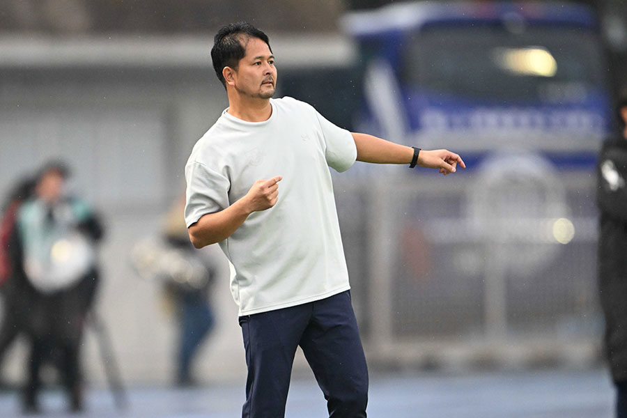 試合中は半袖でテクニカルエリアに立った宮沢悠生監督【写真:徳原隆元】