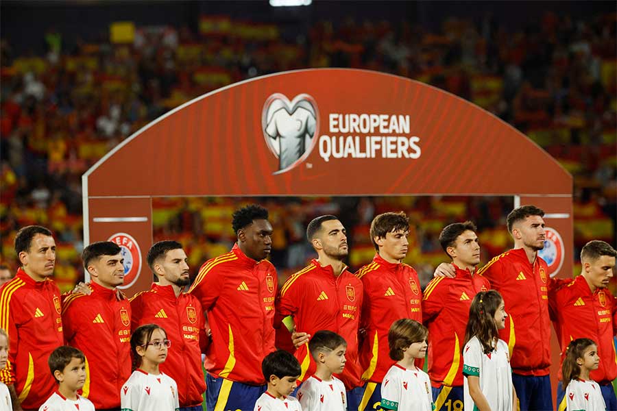 スペイン代表スポンサーがユニフォームでサプライズ【写真：ロイター/アフロ】