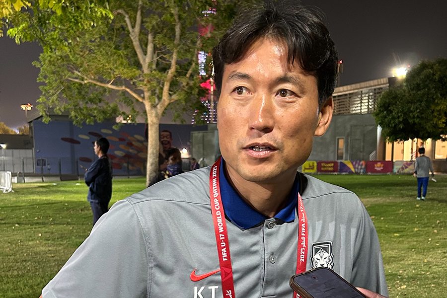 取材に応じたU-17韓国代表のベク・キテ監督【写真：FOOTBALL ZONE編集部】