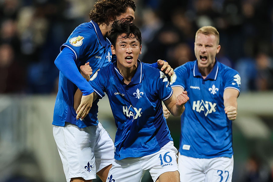 秋山裕紀がハノーファー戦で決勝ゴールを決めた【写真:picture alliance/アフロ】