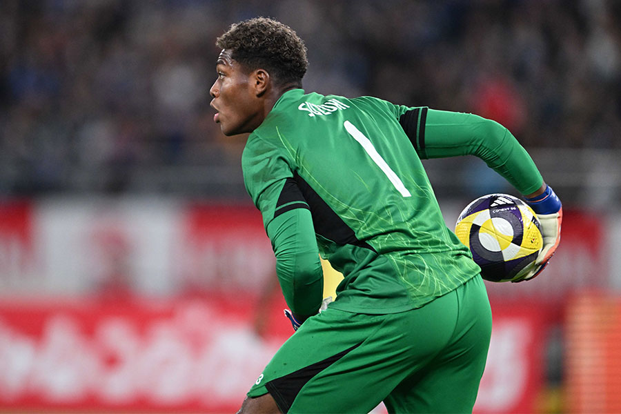 左手の負傷で洗練離脱となった鈴木彩艶【写真:徳原隆元】