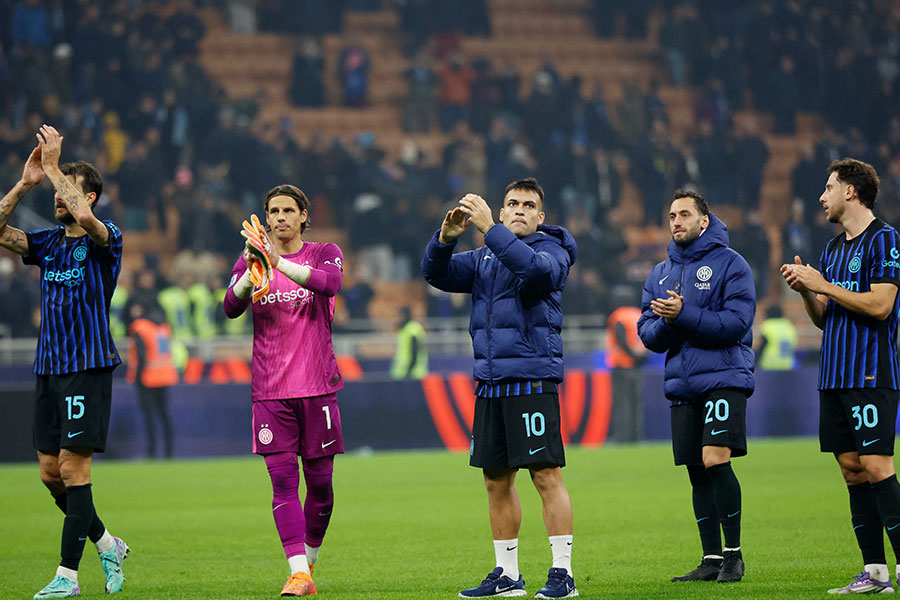 インテルの特別ユニフォームがプレゼントされた【写真：ロイター】