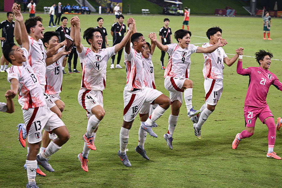 首位突破を決めたU-17日本代表【写真：アフロ】