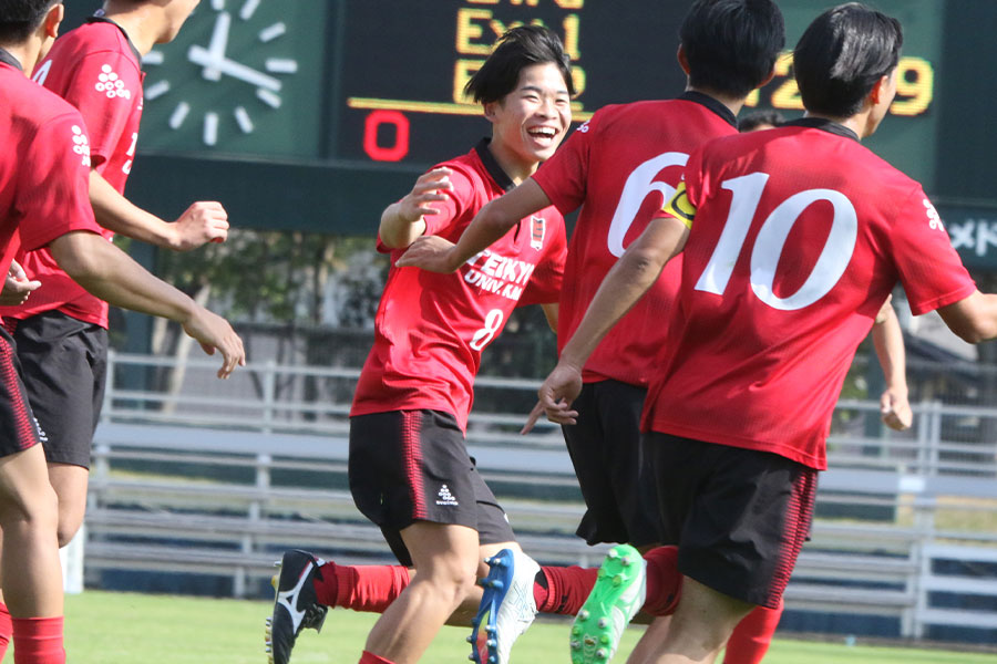 帝京大可児の3年MF後藤眞生（写真中央）【写真：FOOTBALL ZONE編集部】