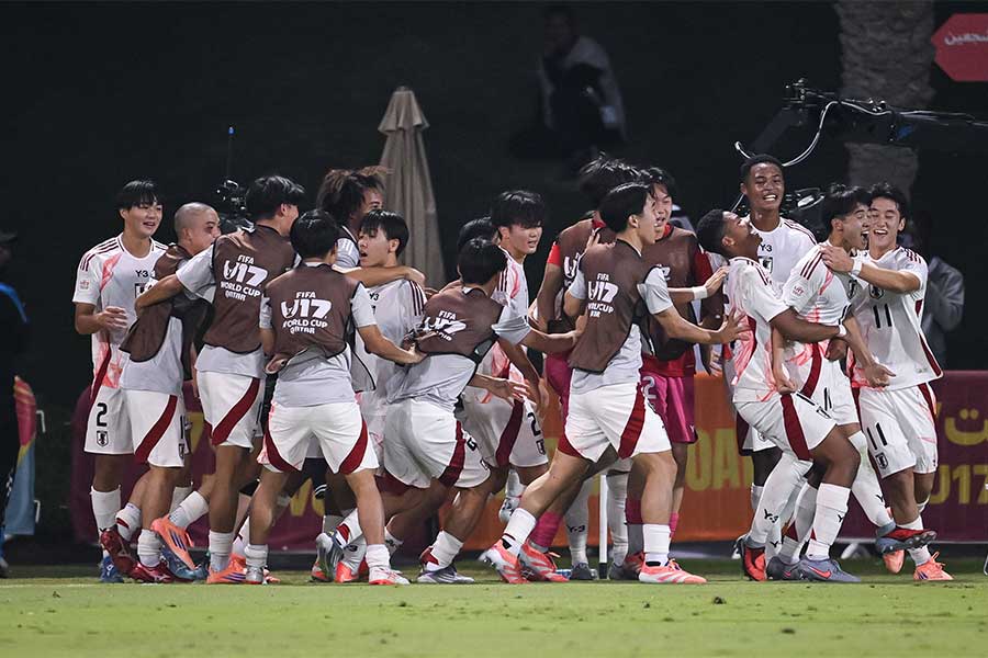 U-17日本代表がメキシコ代表を祝福【写真：アフロ】