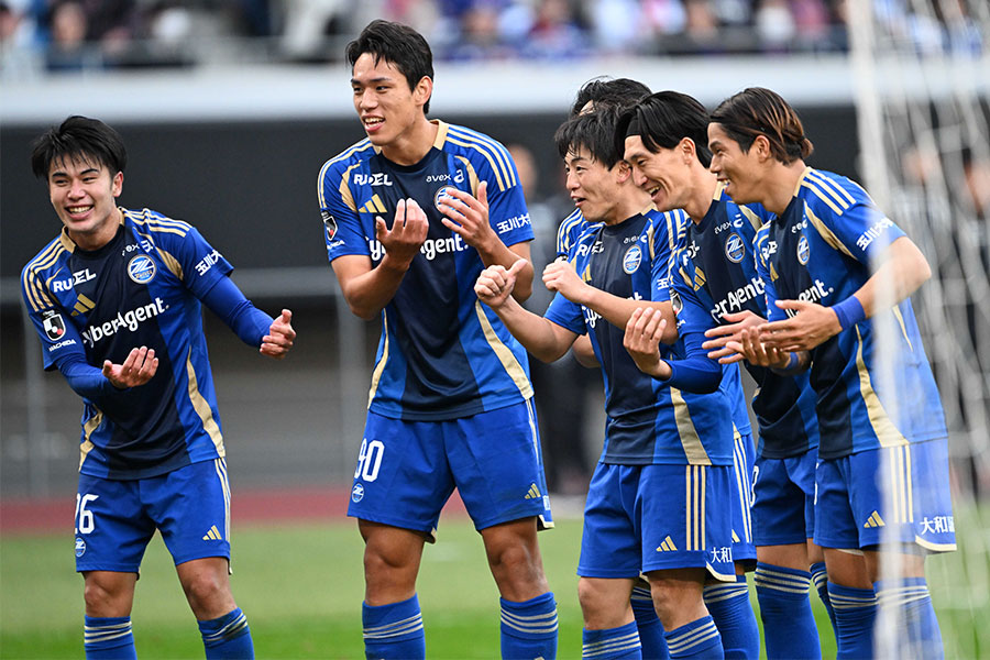 ゆりかごパフォーマンスで第2子の誕生を祝った相馬勇紀（右から3番目）【写真：徳原隆元】