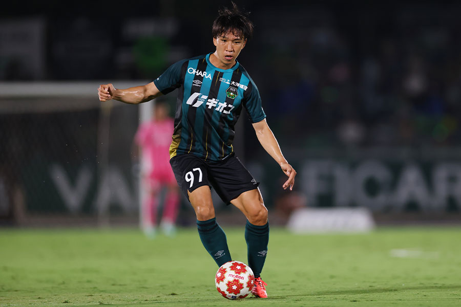 藤沼拓夢が独走ドリブルから圧巻ゴールを決めた【写真:森田直樹/アフロスポーツ】