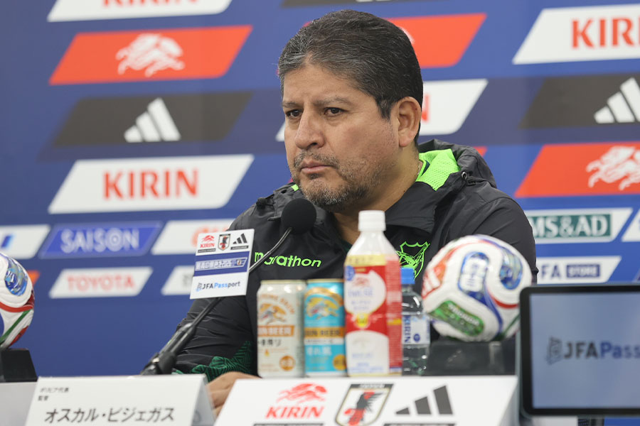 ボリビア代表を率いるオスカル・ヒジェガス監督【写真:河合 拓】