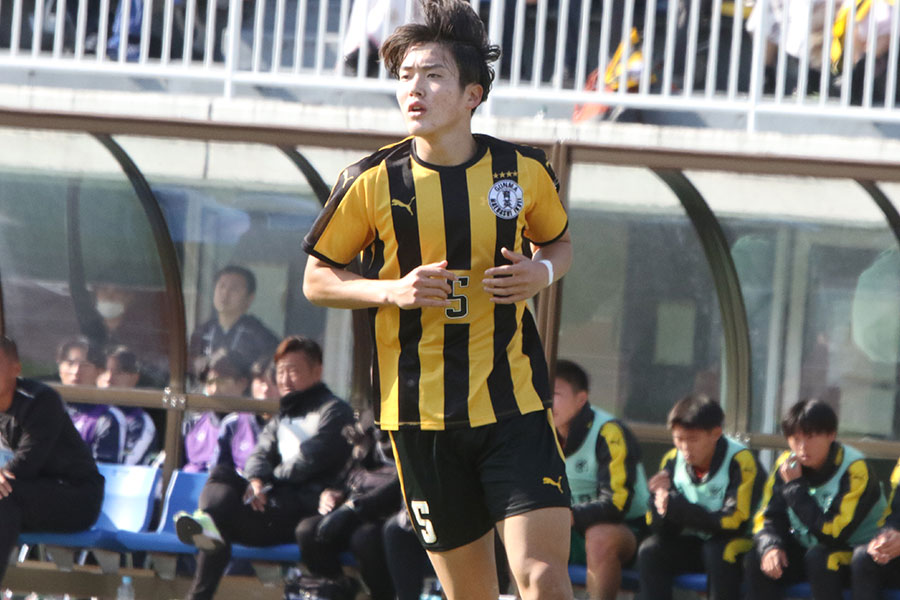 前橋育英高校の久保遥夢【写真:FOOTBALL ZONE編集部】