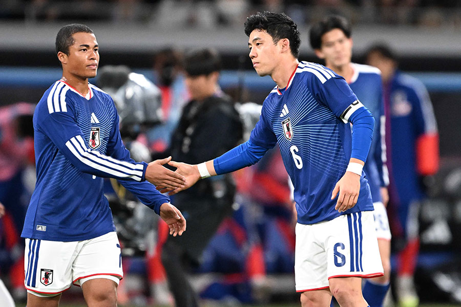 遠藤航が森保監督に祝福の言葉を送った【写真:徳原隆元】