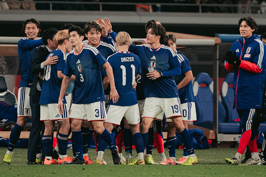 森保監督も歓喜の輪に加わった【写真：岩本太成】