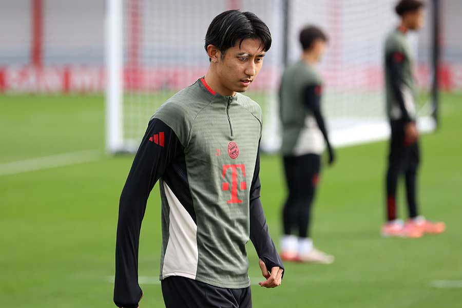 フライブルク戦でベンチ入りした伊藤洋輝