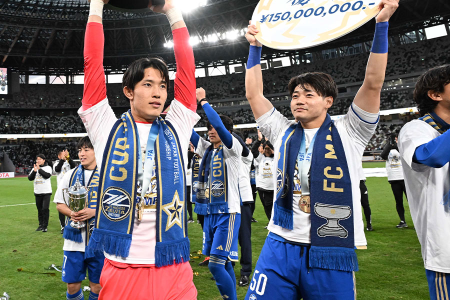 天皇杯優勝を果たした町田・岡村大八（右）【写真：徳原隆元】