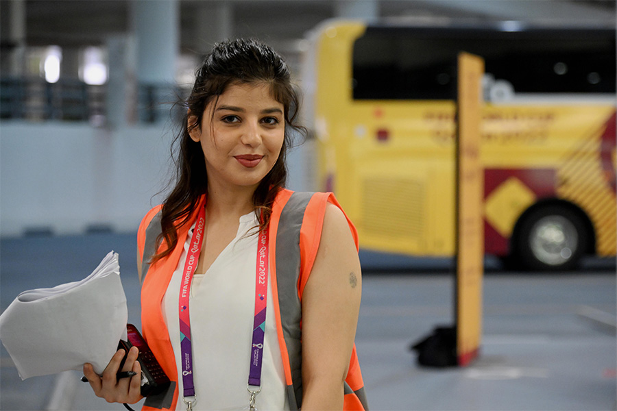 メディアセンターでジャーナリストをサポートしていた女性【写真：徳原隆元（FOOTBALL ZONE特派）】