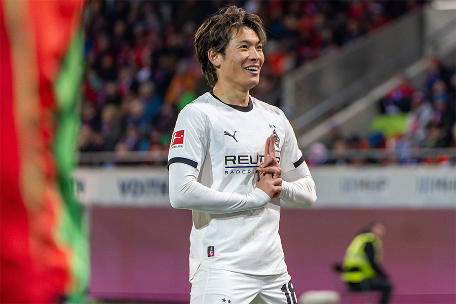 ボルシアMGの町野修斗が仲間と忍者ポーズ【写真:アフロ】