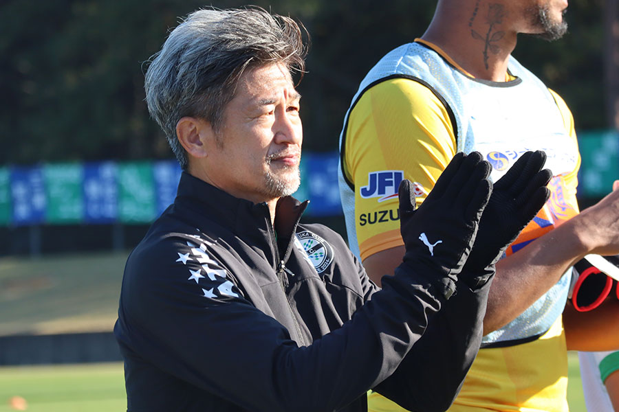 敗戦ショックを受け止めてサポーターに挨拶するアトレチコ鈴鹿FWカズ【写真：荻島弘一】