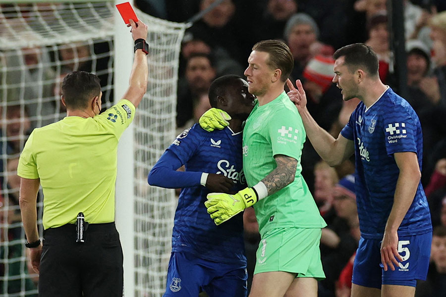 エバートンのイドリッサ・ゲイェが味方への暴力で退場【写真:ロイター】