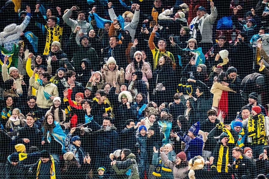 敵地に駆けつけたカイラトサポーター【写真：ロイター】