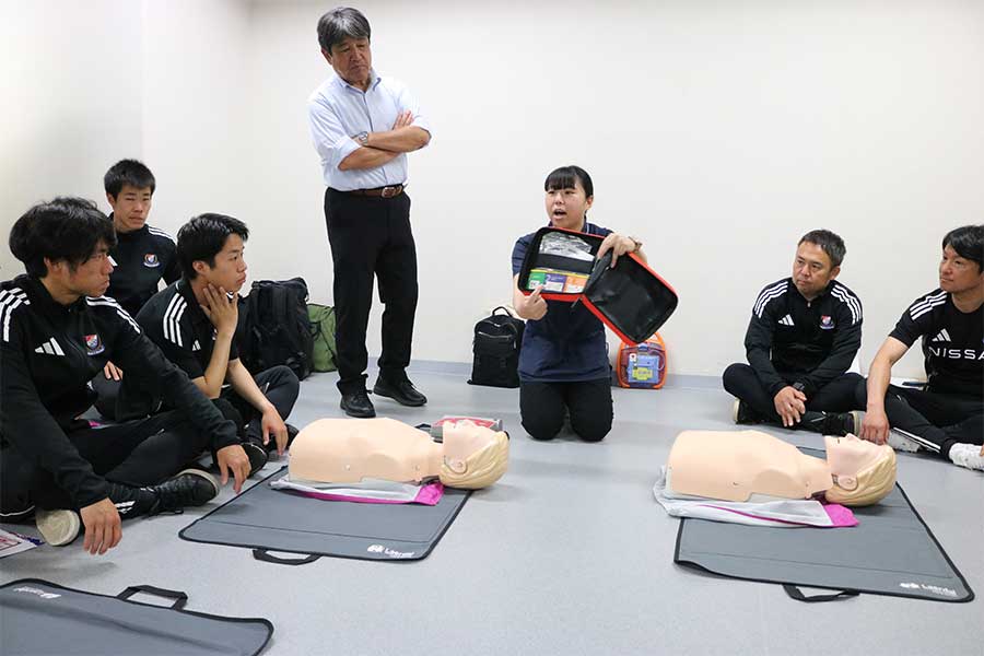 横浜FMアカデミーコーチらを対象に行われた救急救命の講習会の様子【写真：FOOTBALL ZONE編集部】