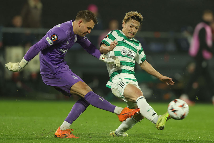 ティモン・ヴェレンロイター(左)がまさかのパスミス【写真:REX/アフロ】