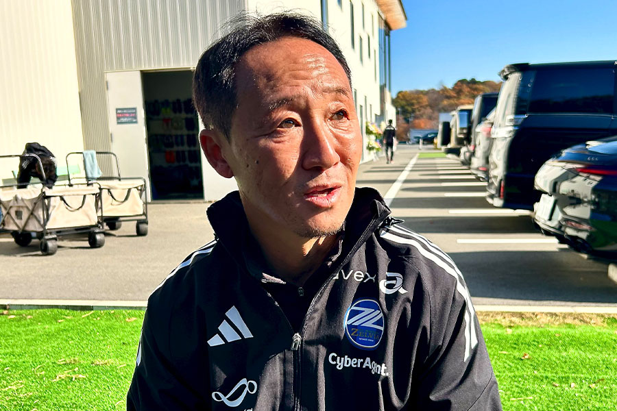 トレーニング後の取材対応に応じた黒田剛監督【写真：森 雅史】