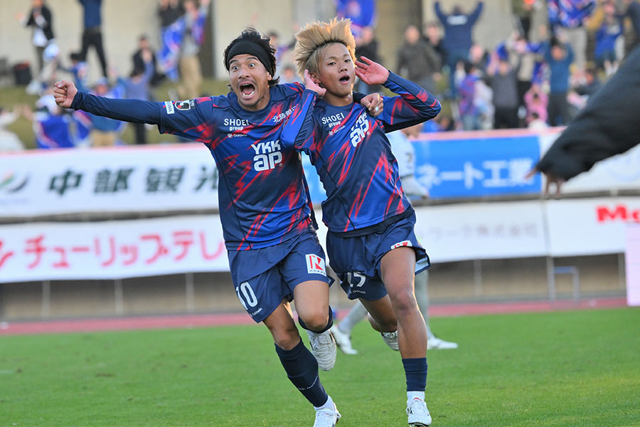 衝撃ゴールを決めた亀田歩夢(右)【写真:Getty Images】