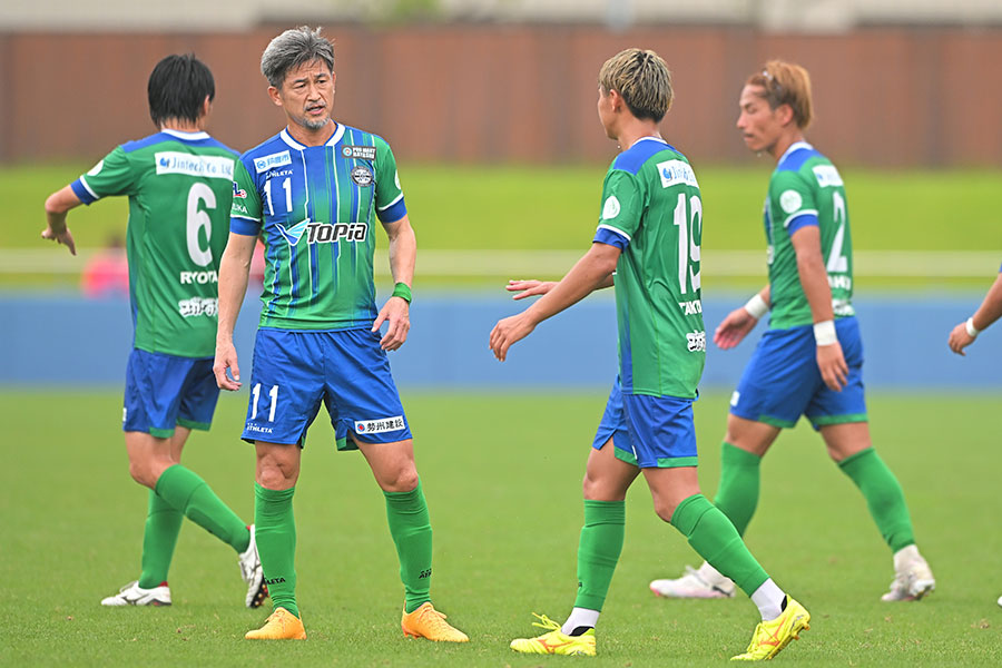 三浦知良(写真左)は延長後半から途中出場【写真:産経新聞社】