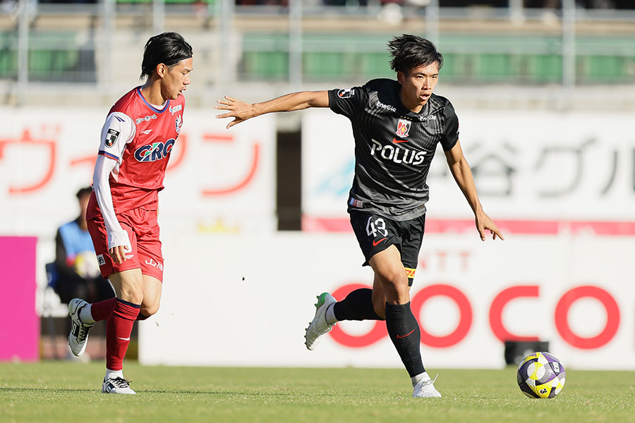 肥田野蓮治（写真右）がデビュー戦で即ゴール【写真：Getty Images】