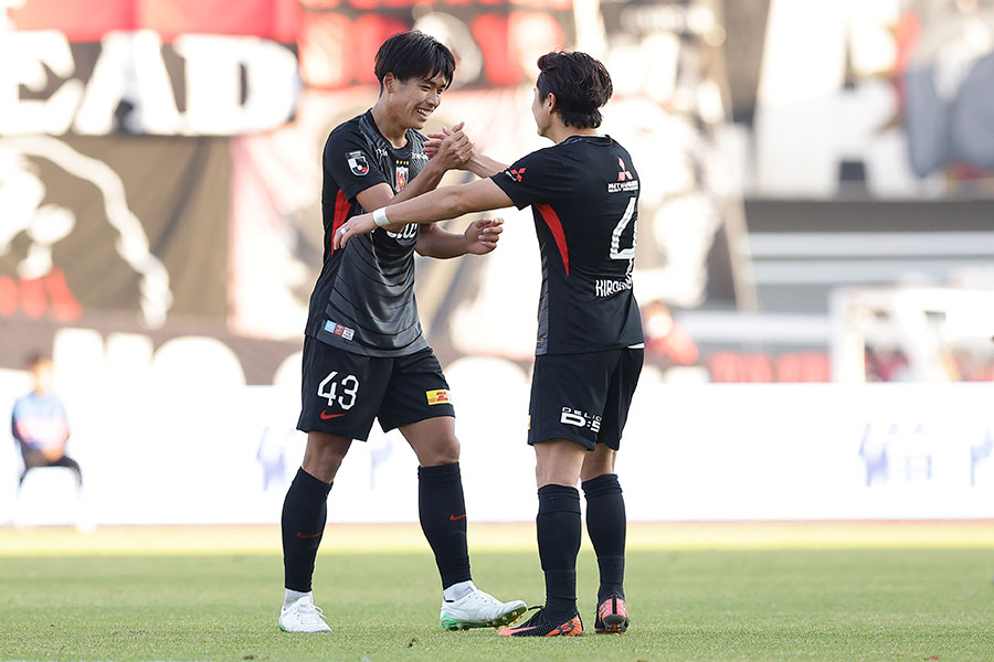 肥田野蓮治(43番)がデビュー戦で即ゴール【写真:Getty Images】