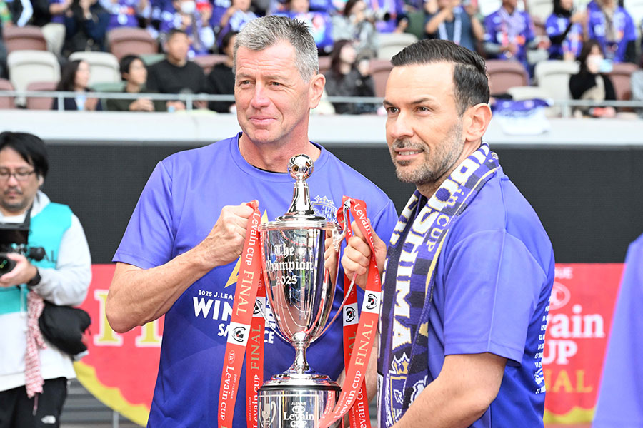 広島退任が決まっているミヒャエル・スキッベ監督（写真左）【写真：徳原隆元】