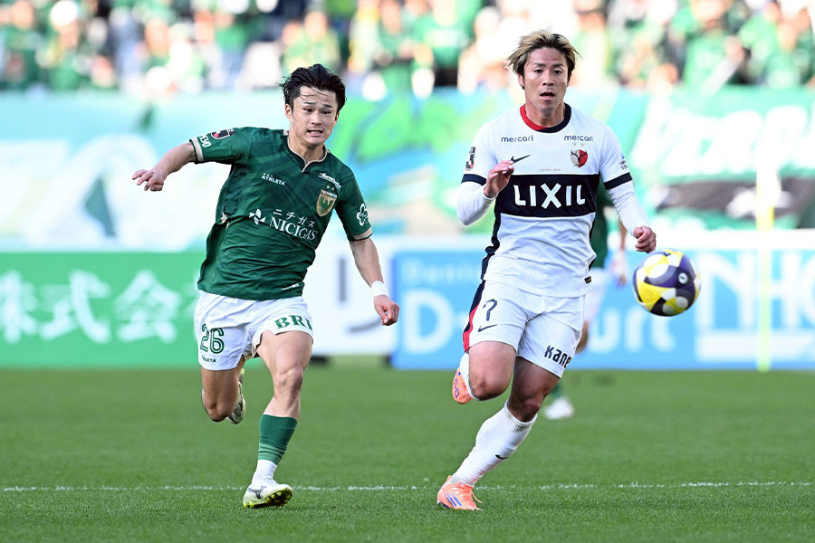 内田陽介（左）のパスミスから痛恨の失点【写真：徳原隆元】