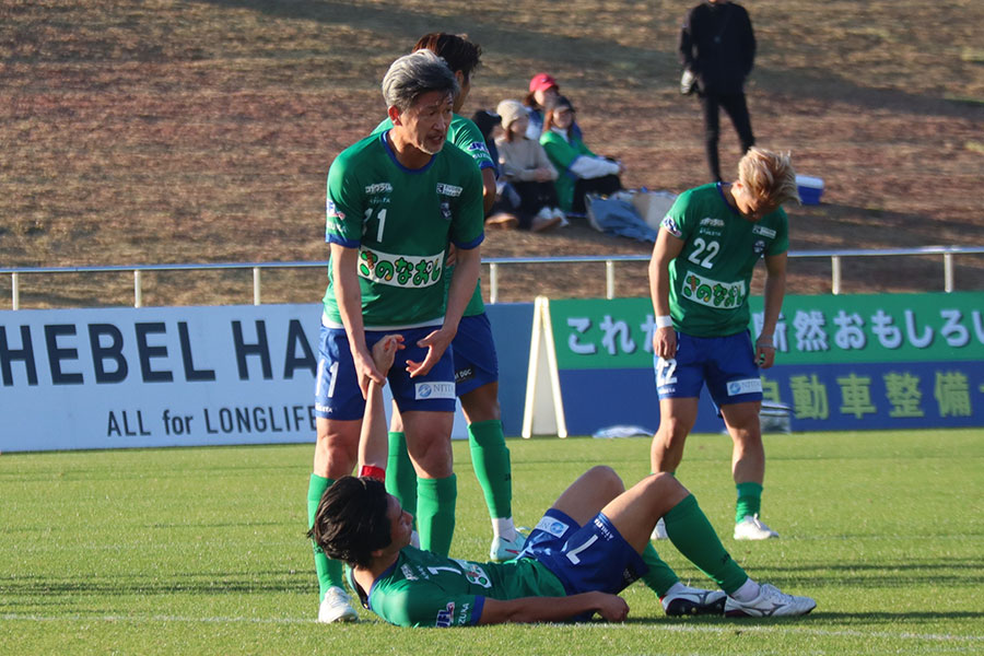 東海リーグ降格が決まって崩れ落ちる鈴鹿の日高慶太主将に手を差し伸べるカズ【写真：荻島弘一】