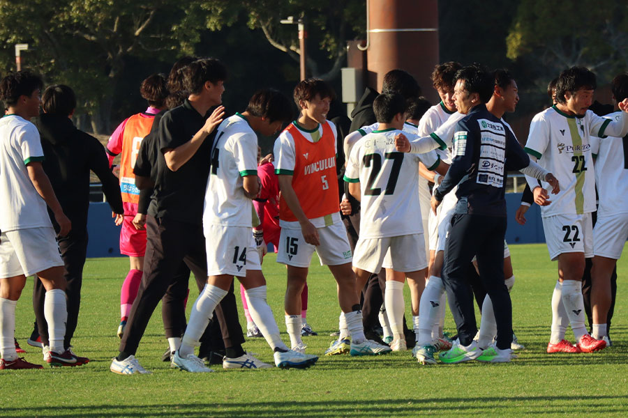 悲願のJFL昇格を決め抱き合って喜ぶVONDS市原の選手たち【写真:荻島弘一】