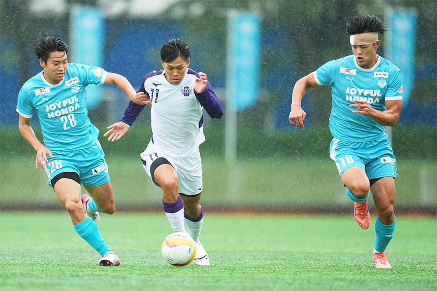 シーズン移行で懸念される大学など育成現場との歪み【写真：アフロスポーツ】