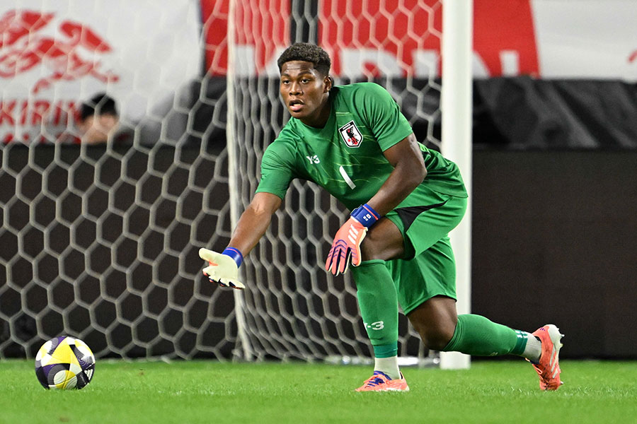 日本代表守護神の鈴木彩艶【写真：徳原隆元】