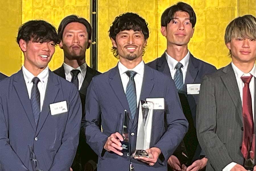 MVPと特別賞のトロフィーを手に笑顔を見せるHondaFCのMF鈴木雄也（前列中央）【写真：荻島弘一】