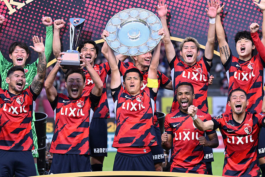 シャーレを掲げた植田直通（中央）【写真：徳原隆元】