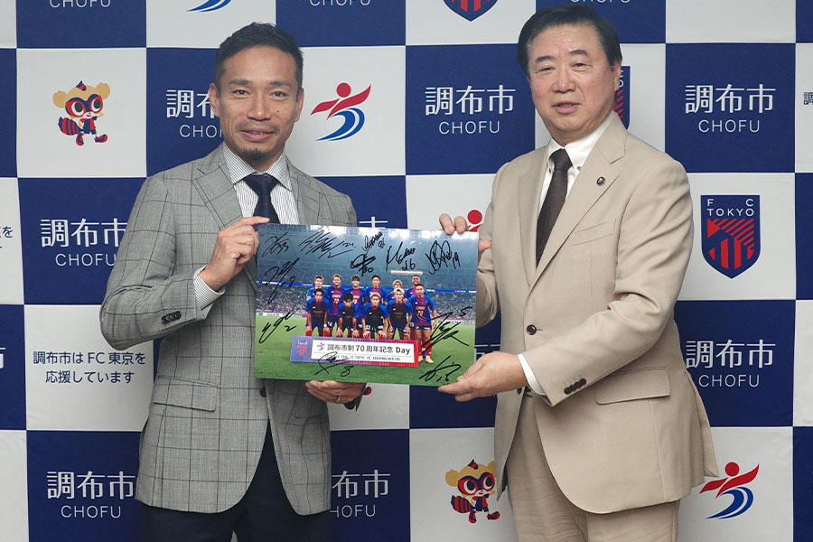 長友佑都と調布の長友貴樹市長【写真：FOOTBALL ZONE編集部】