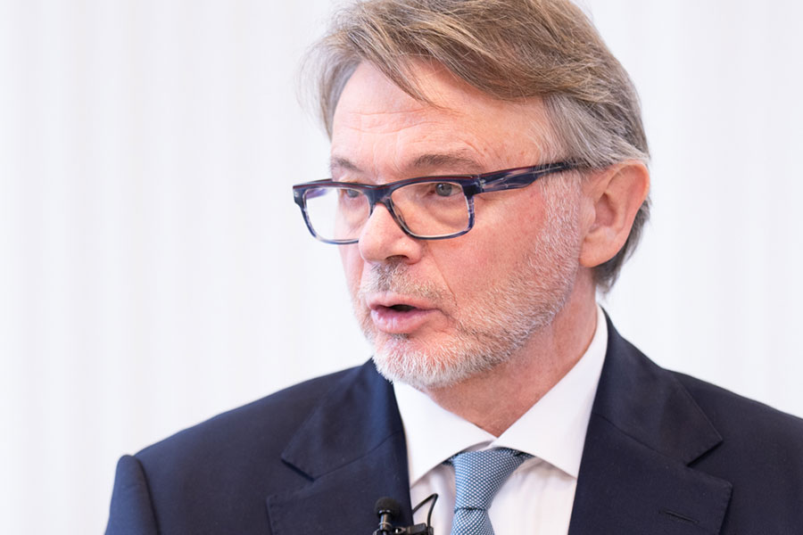 インタビューに応じたフィリップ・トルシエ氏【写真：荒川祐史】