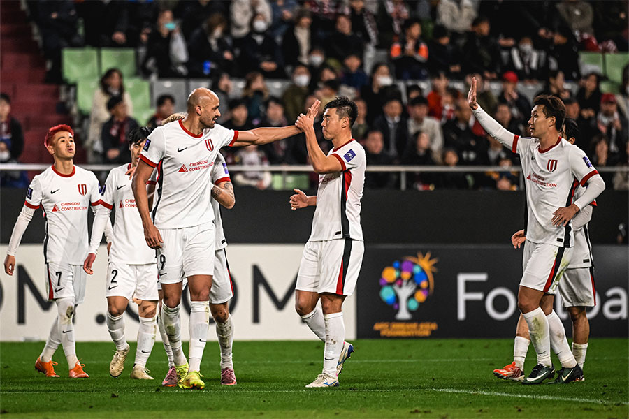 成都蓉城の選手が日本のサポーターに挨拶【写真:VCG/アフロ】