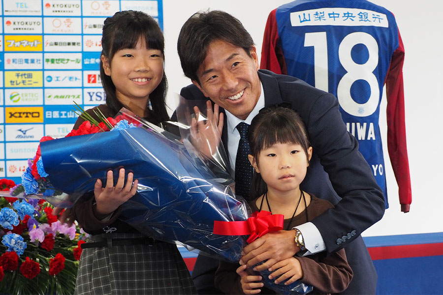 家族から花束を受け取り笑顔を見せる柏好文【写真:井上信太郎】