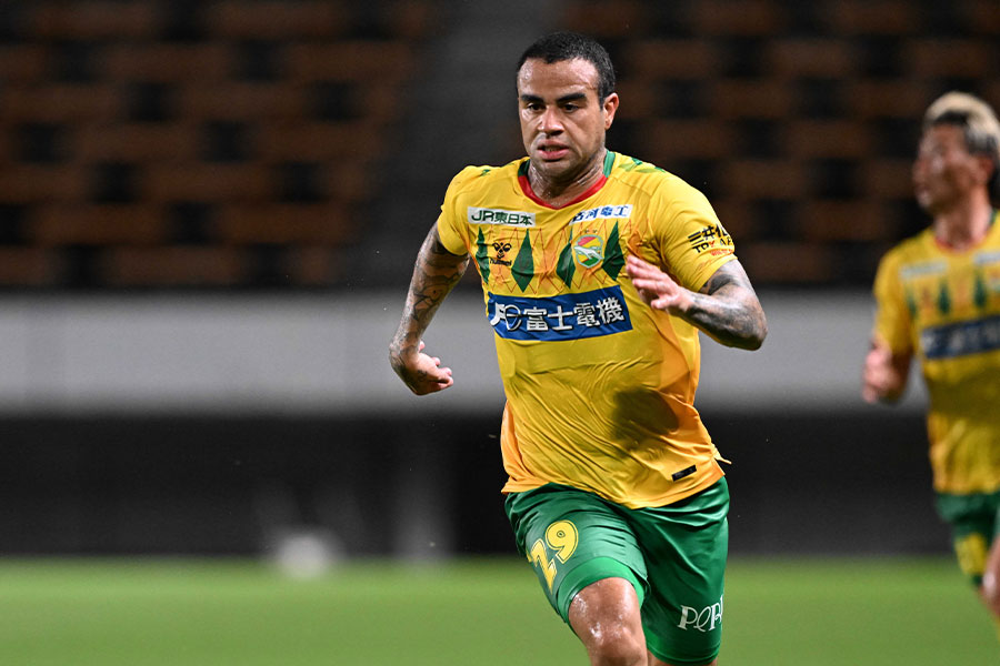 決勝ゴールを決めたカルリーニョス・ジュニオ【写真:徳原隆元】