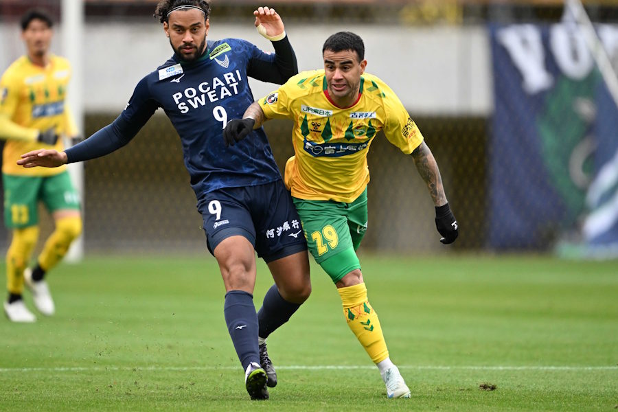 決勝ゴールを決めたカルリーニョス・ジュニオ(右)【写真:徳原隆元】