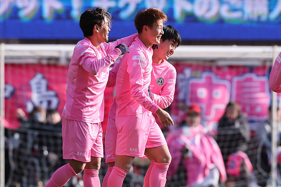 引退試合で2ゴールを決めた柿谷曜一朗（中央）【写真：柳瀬心祐】